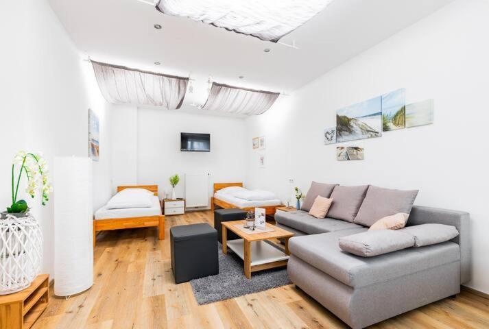 Budget Rooms West With Shared Kitchen Відень Екстер'єр фото