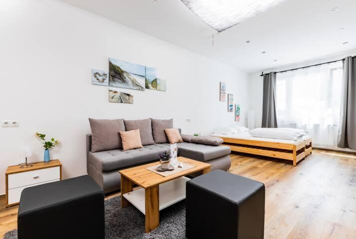 Budget Rooms West With Shared Kitchen Відень Екстер'єр фото