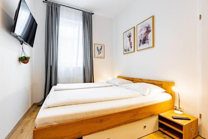 Budget Rooms West With Shared Kitchen Відень Екстер'єр фото