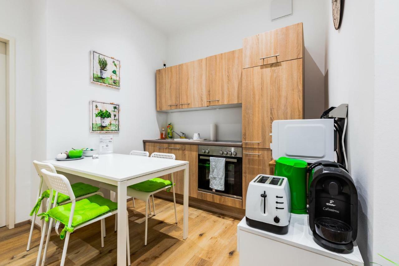 Budget Rooms West With Shared Kitchen Відень Екстер'єр фото